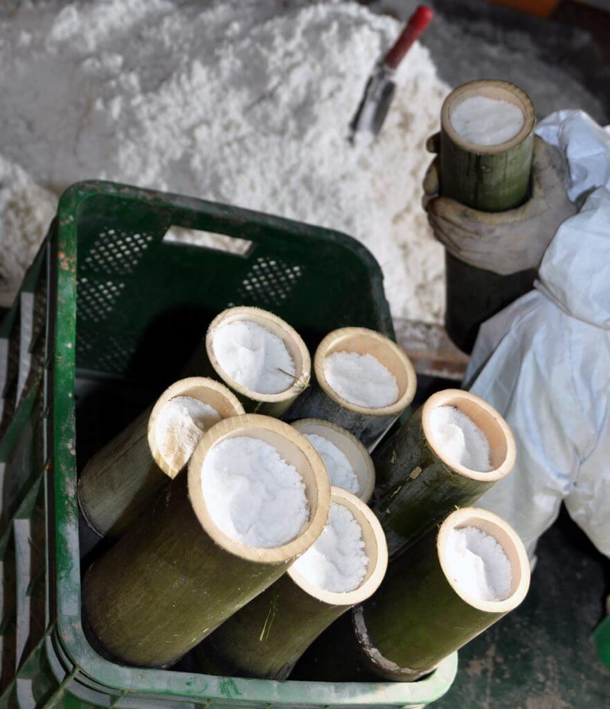Bamboekokers gevuld met het Koreaans zeezout