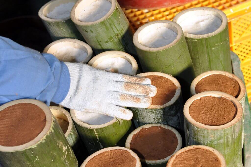 rellenando el bambú con sal proceso de sal de bambú