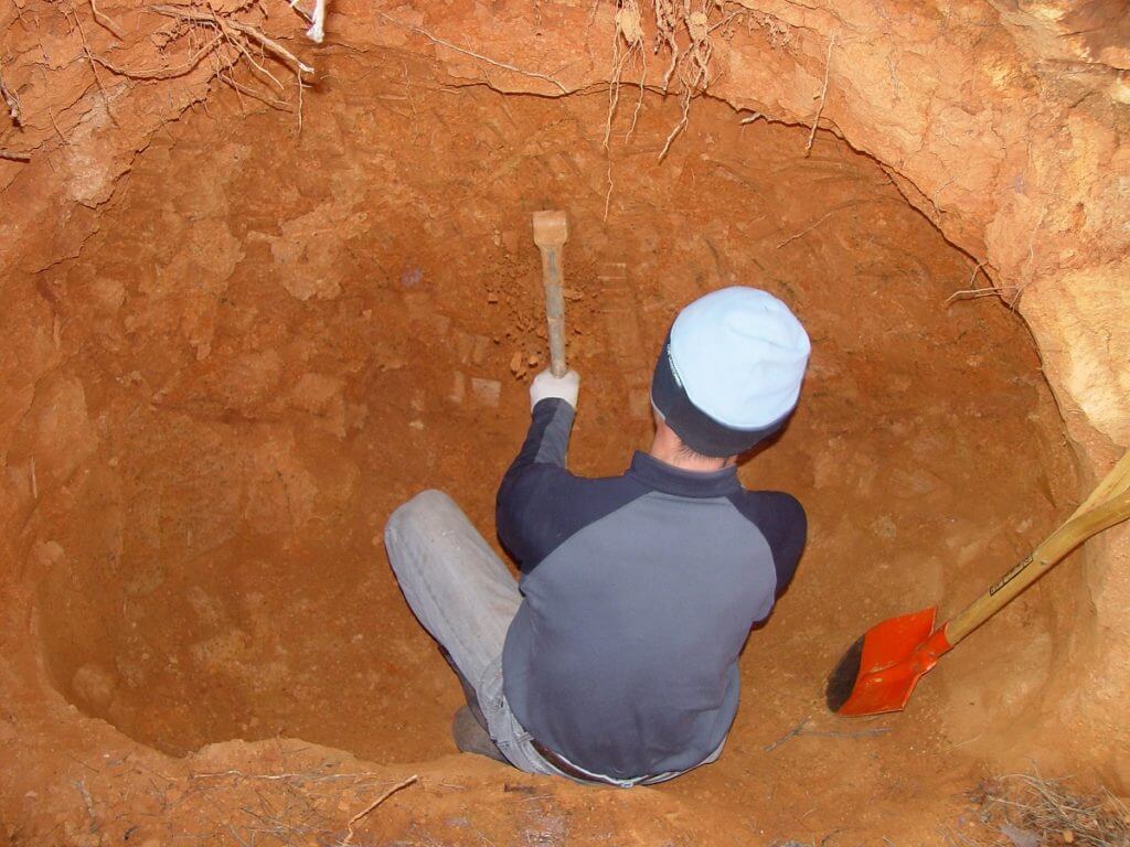 Ein Mann, der roten Ton aus einem Berg in Korea gewinnt