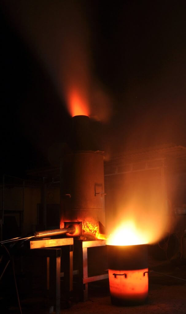 El horno de sal de bambú alcanza los 1300 grados para derretir la sal de bambú con el bambú