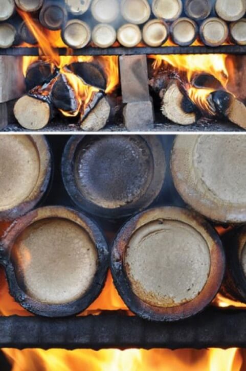 Las cañas de bambú rellenas de sal marina se queman por primera vez.