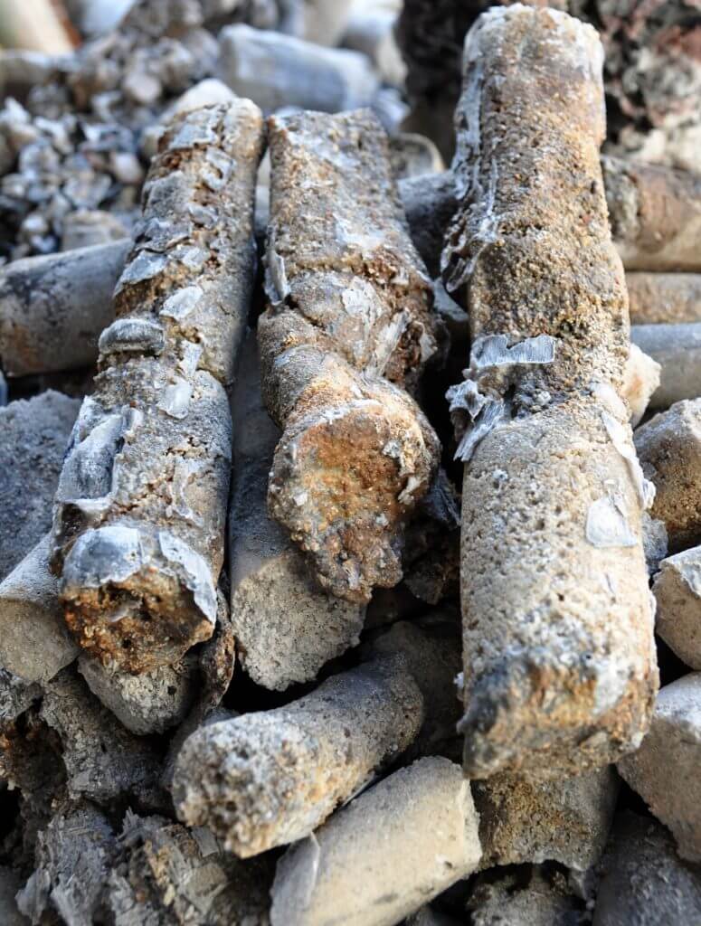 bamboe zoutpilaren die meerdere keren het verbrandingsproces hebben doorstaan.